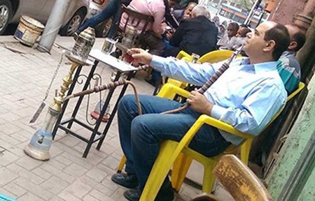 صورة شبيه السيسي "يشيش" في مقهى تثير الجدل... وشاهد اشباه رؤساء مصر الخمسة