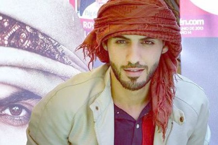 شاهد.. صور جديدة لوسيم الامارات توضع على غلاف رواية رومانسية عالمية