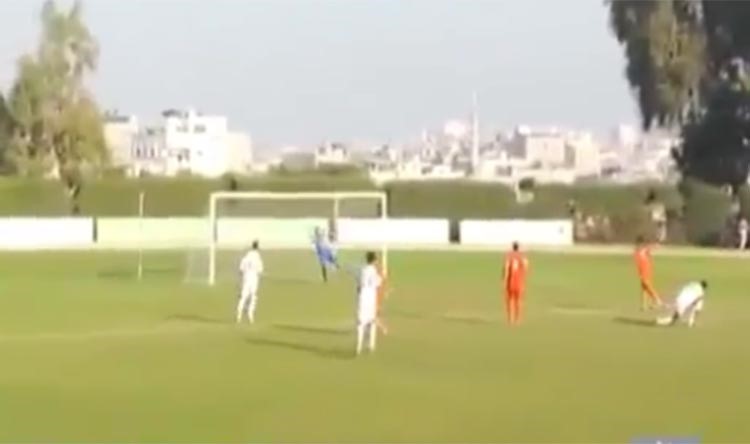 بالفيديو.. هدف "فلسطيني" عابر للقارات يثير دهشة عشاق كرة القدم 