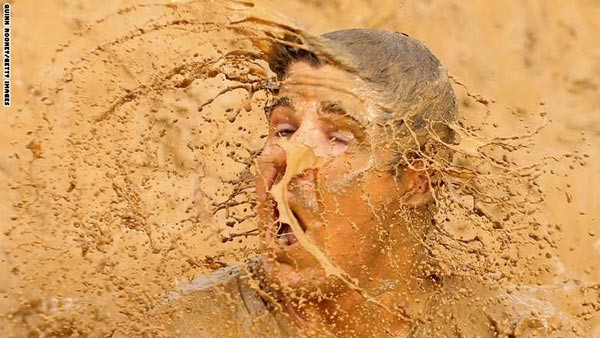 متنافس يسقط في مياه موحلة