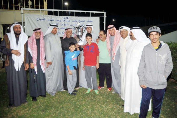 الشيخ ضاري الفهد يسلم كاس الشيخ ناصر صباح الاحمد للفائز 
