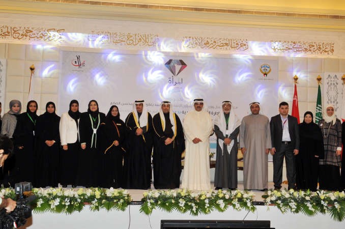 يعقوب الصانع متوسطا المكرمين المشاركين في مؤتمر التنمية الاسرية 