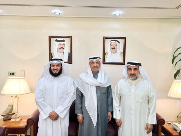 السفير جمال الغانم متوسطا مسؤولي النجاة الخيرية 