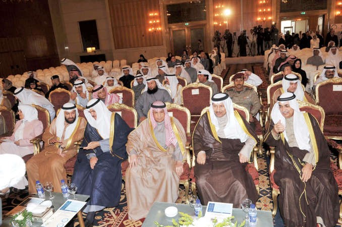 سمو رئيس الوزراء الشيخ جابر المبارك والشيخ خالد الجراح ودعبدالمحسن المدعج خلال الاحتفال 