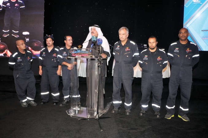 يوسف الجاسم يتوسط اعضاء فريق رحلة الامل اثناء القائه كلمته