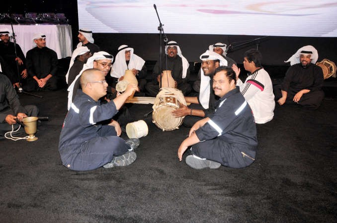 اعضاء الفريق يشاركون في اللوحة التراثية