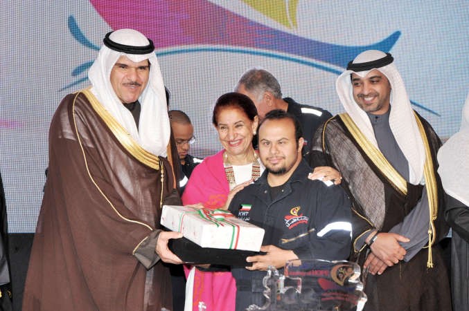 الحمود والعبدالله يكرمان عضو فريق الابحار مشعل البدراحمد علي
