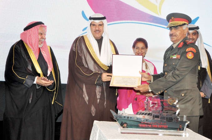 الفريق الركن محمد الخضر يتسلم تكريم وزارة الدفاع