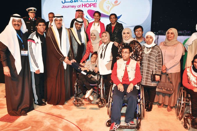 الشيخ سلمان الحمود والشيخ محمد العبدالله والشيخة شيخة العبدالله ويوسف الجاسم ورحاب بورسلي وهدى الخالدي ودموضي الحمود والابنة حياة الصبيح وعدد من المشاركين