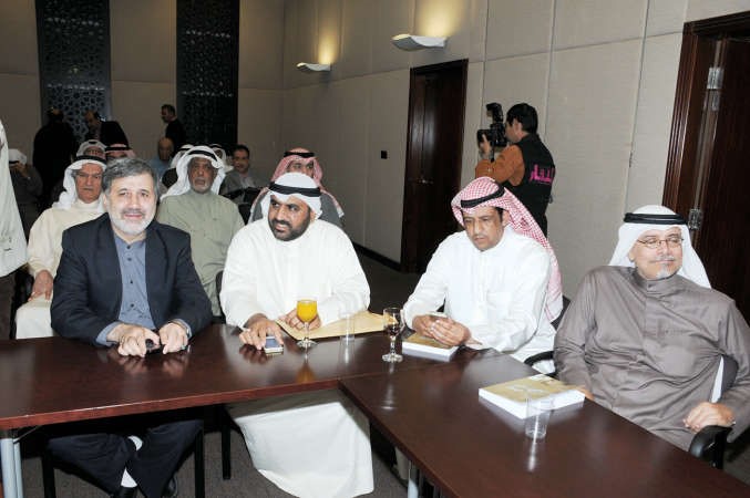 السفير د علي رضا عنايتي مع عدد من الحضور 