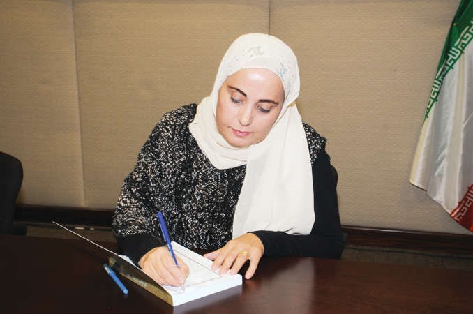 الزميلة بشرى شعبان توقع على الكتاب انور الكندرى