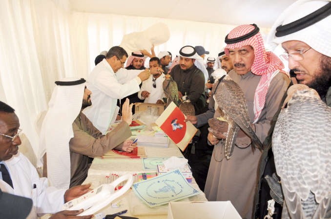 جانب من عملية تسجيل الطيور