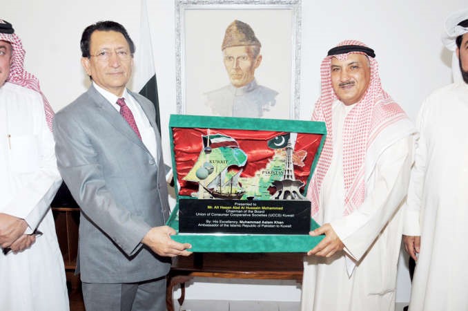 علي حسن يتلقى درعا تذكارية من السفير الباكستاني محمد اسلم