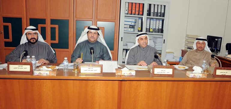 طلال الجلال ودعبدالله الطريجي وسلطان اللغيصم وسعدون حماد اثناء الاجتماع﻿