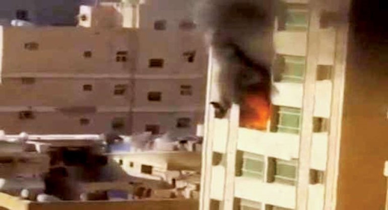 لحظة القاء الطفلة نفسها من الدور الرابع ﻿
