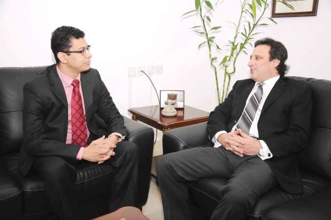 السفير القبرصي بالكويت بانيكوس كيرياكو متحدثا الى الزميل مدحت فاخوري