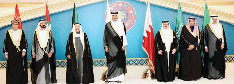 صاحب السمو الشيخ تميم بن حمد متوسطا صاحب السمو الامير الشيخ صباح الاحمد و العاهل البحريني الملك حمد بن عيسى و صاحب السمو الملكي الامير سلمان بن عبد العزيز و صاحب السمو الشيخ محمد بن راشد ال مكتوم و صاحب السمو فهد بن محمود ال سعيد ود عبد اللطيف الزياني ﻿