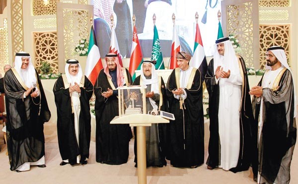 قادة وممثلو دول مجلس التعاون ود الزياني يكرمون صاحب السمو الامير الشيخ صباح الاحمد بمناسبة منح الامم المتحدة سموه لقب قائد للعمل الانساني