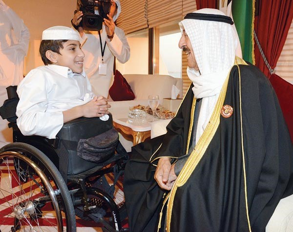 صاحب السمو الامير الشيخ صباح الاحمد لدى استقباله الطفل غانم المفتاح