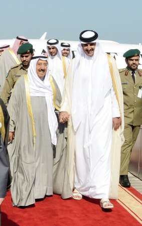 صاحب السمو الامير الشيخ صباح الاحمد لدى وصوله الى الدوحة وفي استقباله صاحب السمو الشيخ تميم بن حمد ﻿