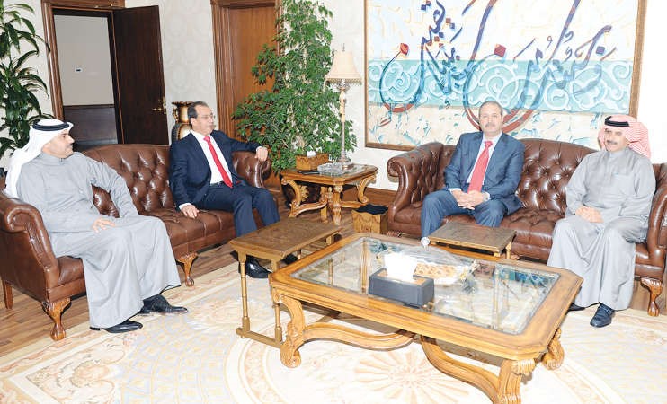 الشيخ مبارك الدعيج مستقبلا فيصل الشبول ورمضان الراوشدة﻿