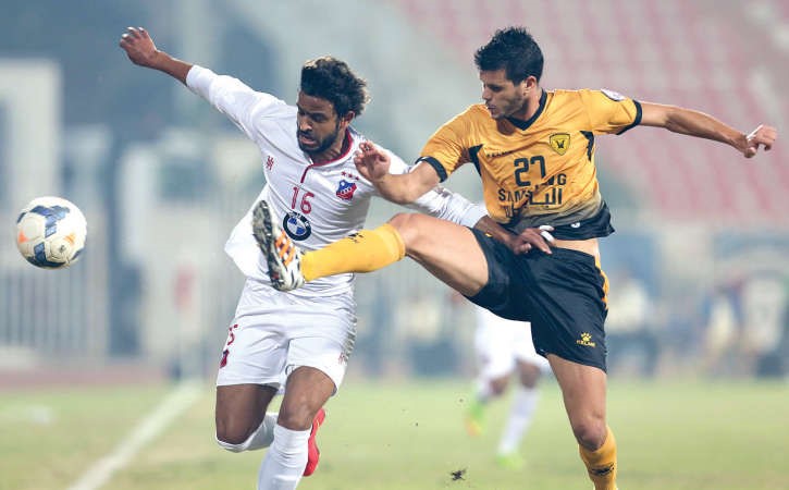 خالد عجب يحاول المرور من مدافع القادسية البرازيلي سيلفا الازرقكوم