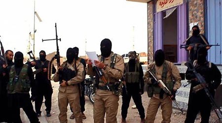 احد عناصر داعش يتلو حكم الاعدام