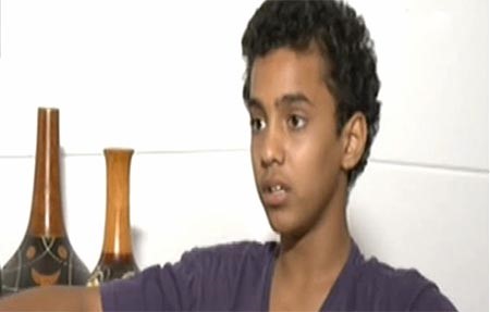بالفيديو.. طالب كويتي يتعرض للضرب بالعقال من مدرّسه
