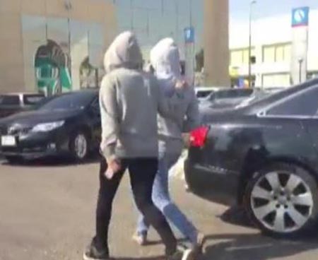 بالفيديو.. فتاتان تتجولان في "جدة" دون عباءة وسط استغراب المارة