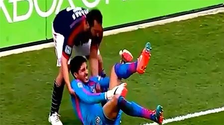 بالفيديو.. مهاجم يحمل حارس مرمى المنافس ويطرحه أرضاً!