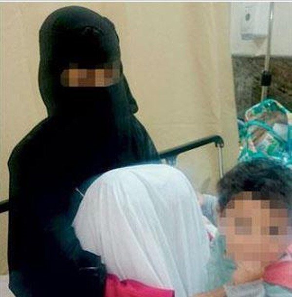 سعودي يحاول دهس زوجته وطفلها والشرطة تحقق في الواقعة