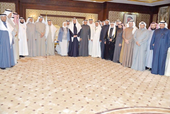 هند الصبيح والشيخ فيصل الحمود وعدد من قيادات وزارة الشؤون ومحافظة الفروانية ومختاريها وبعض الحضور خلال اللقاء﻿