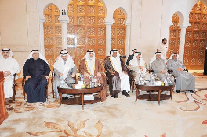  عادل الصرعاوي واسماعيل الغانم يتوسطان الحضور	 اسامة ابوعطية﻿