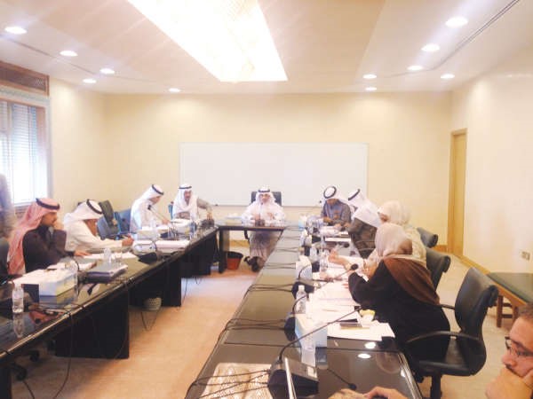 نايف السور مترئسا اجتماع لجنة الفروانية