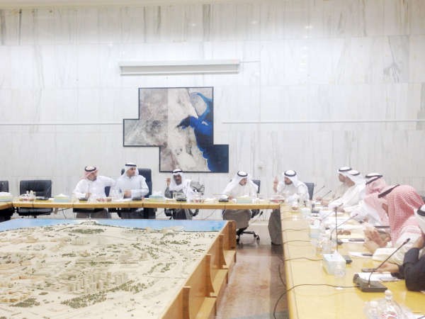 عبدالله الكندري مترئسا ورشة العمل 