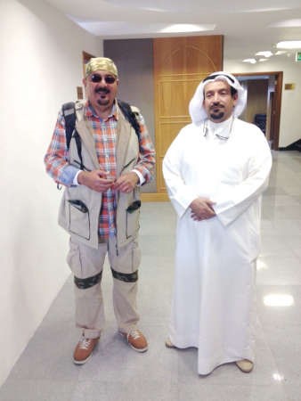 الكشاف صلاح الساير مع د سلطان الدويش مدير ادارة الاثار والمتاحف في المجلس الوطني للثقافة والفنون والاداب