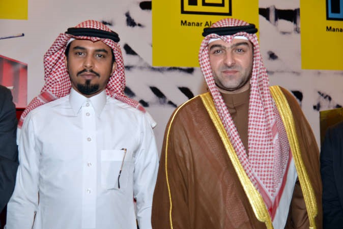 لقطة تضم وزير الاسكان ياسر ابل وعبدالهادي الحربي 