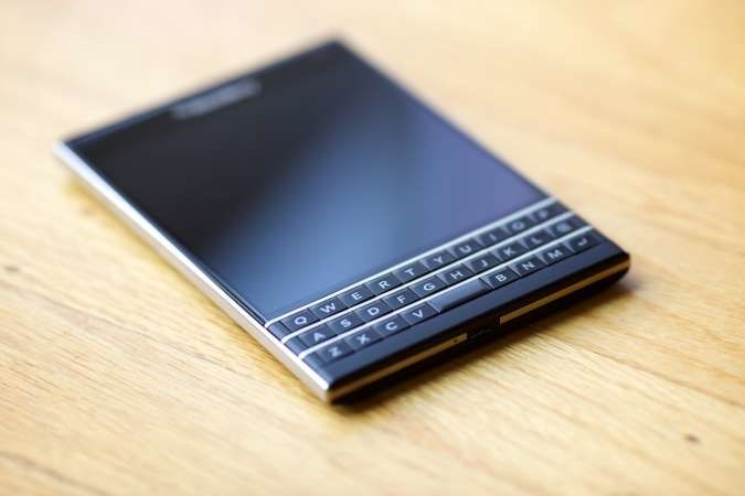 إستكشف هاتف «BlackBerry Passport» الجديد