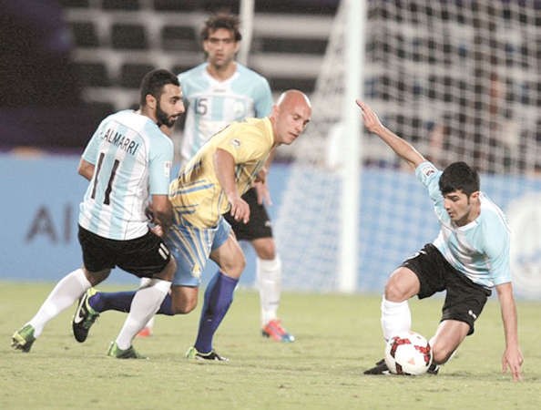 لاعب الغرافة بريشيانو يمر من مدافعي الوكرة﻿