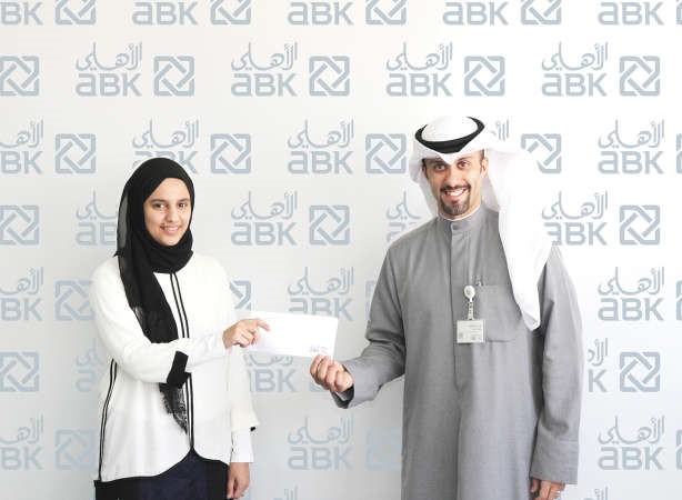 علي البغلي يقدم شيك الرعاية للطالبة سارة فوزي