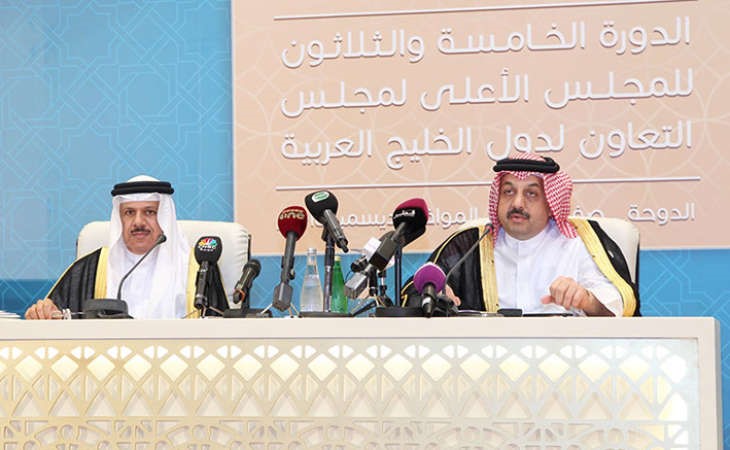 د خالد العطية ود عبداللطيف الزياني خلال المؤتمر الصحافي