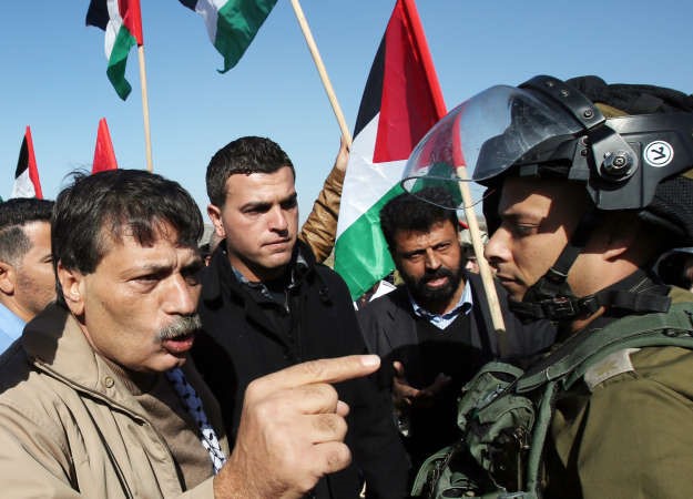 رئيس هيئة مقاومة الجدار والاستيطان في منظمة التحرير زياد ابوعين في مشادة قبيل مقتله على يد عناصر من جيش الاحتلال الاسرائيلي امس	افپ﻿