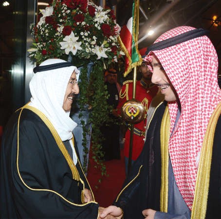 رئيس مجلس الامة مرزوق الغانم مصافحا صاحب السمو الامير لدى عودته ﻿