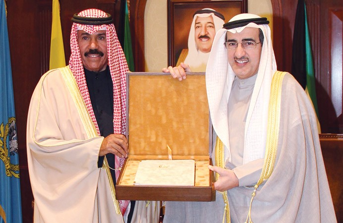 سمو ولي العهد الشيخ نواف الاحمد يتسلم الدليل من معبدالعزيز الابراهيم