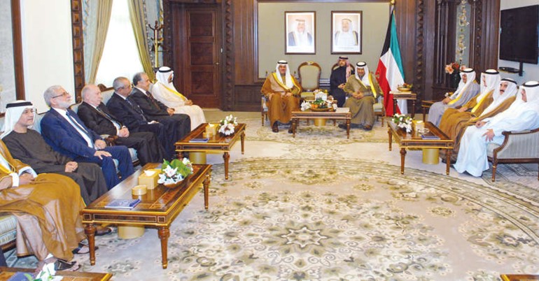 سمو رئيس مجلس الوزراء الشيخ جابر المبارك مستقبلا الشيخ سلمان الحمود ورؤساء وفود اجتماع المجلس التنفيذي لاتحاد اذاعات الدول العربية﻿