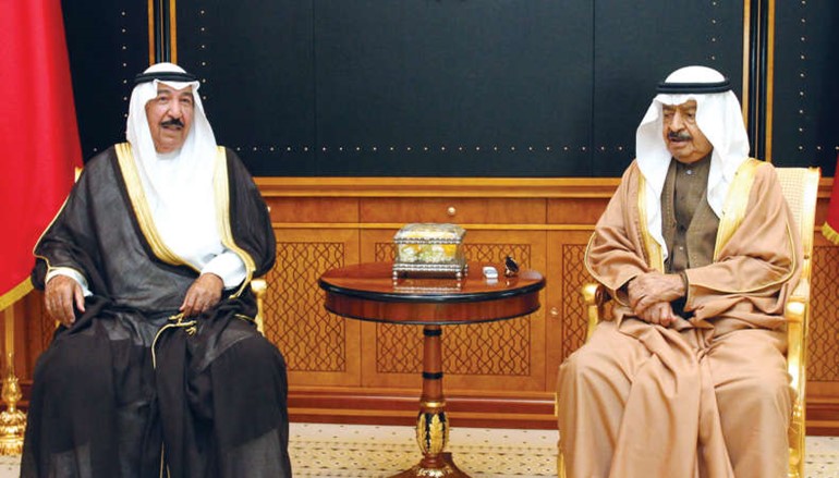رئيس الوزراء البحريني الامير خليفة بن سلمان ال خليفة مستقبلا الشيخ جابر العبدالله 