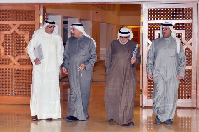 د محمد الهاشل وعدنان عبدالصمد وفيصل الشايع وبدر السعد اثناء خروجهم من الاجتماع