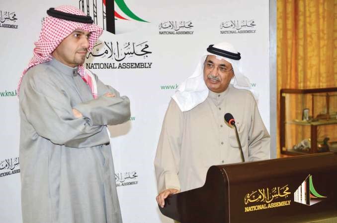 وزيرا التجارة والمالية دعبدالمحسن المدعج وانس الصالح يتحدثان للصحافيين في مجلس الامة امس
