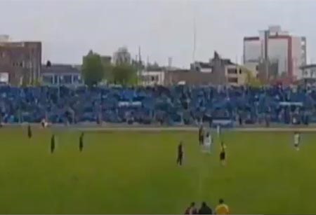 بالفيديو.. شاهد لحظة ضرب صاعقة للاعب كرة.. ونجاته من الموت