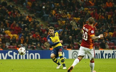بالفيديو.. هدف رامسي يُصيب حارس أرسنال بالذهول